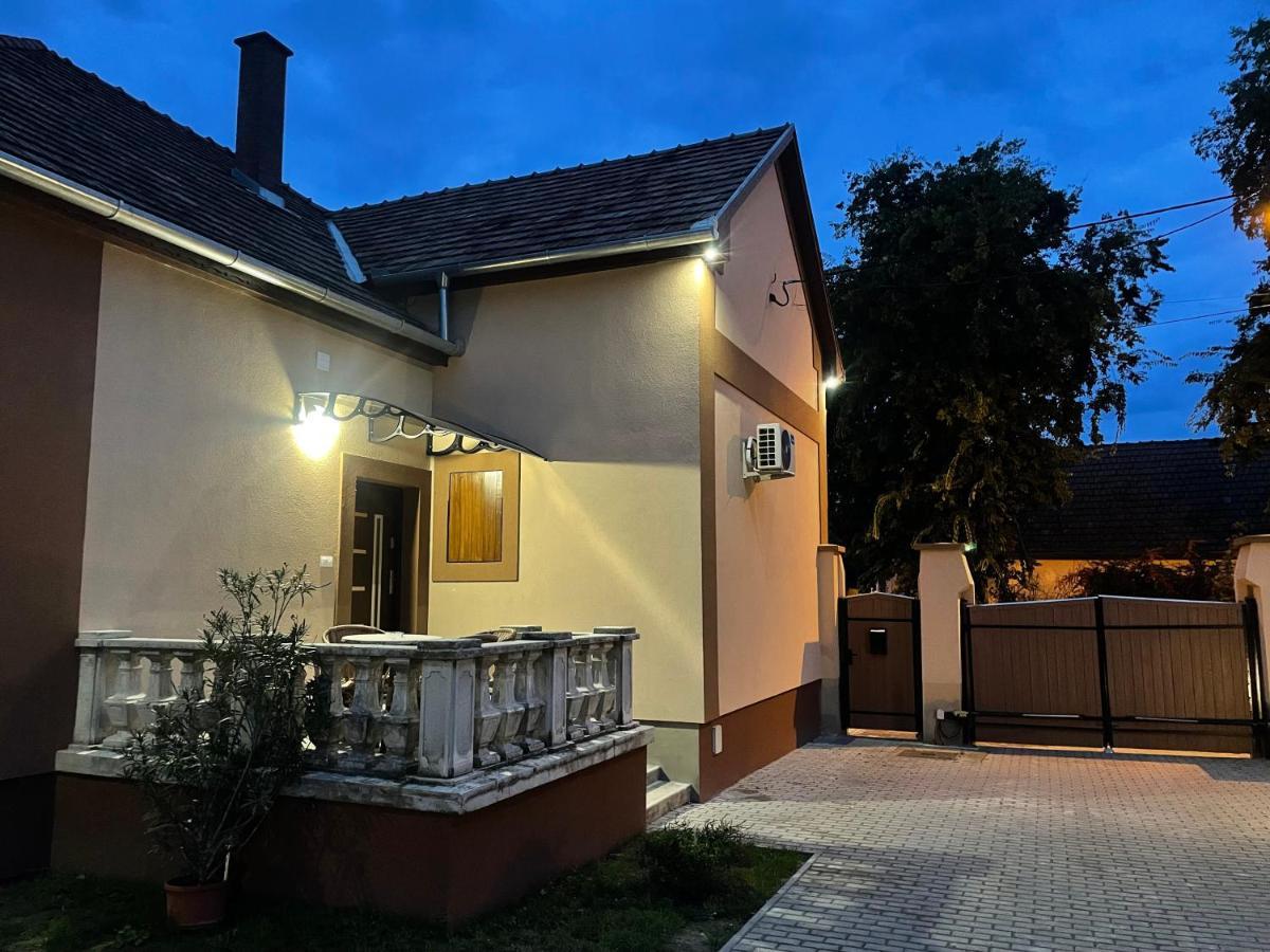 Kovacs Apartmanhaz Kiskunhalas Luaran gambar