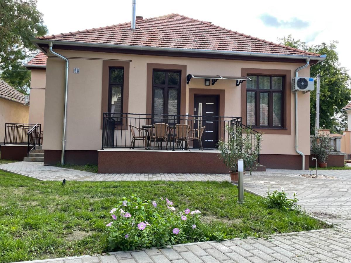 Kovacs Apartmanhaz Kiskunhalas Luaran gambar