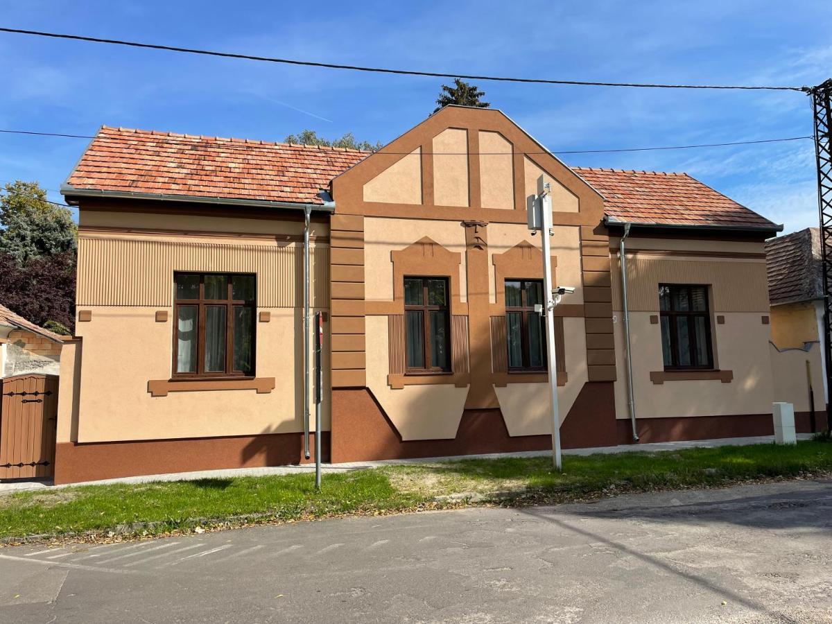 Kovacs Apartmanhaz Kiskunhalas Luaran gambar