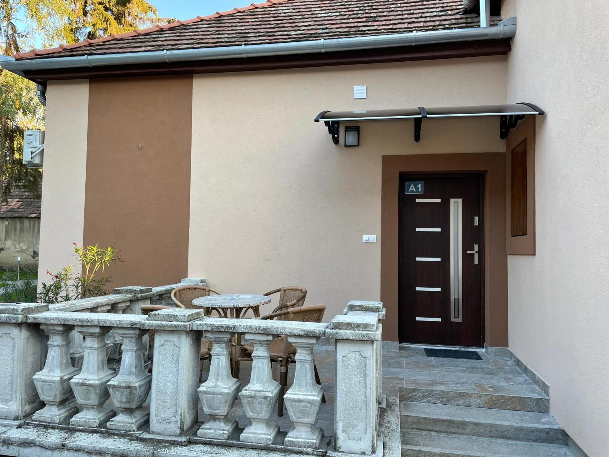Kovacs Apartmanhaz Kiskunhalas Bilik gambar